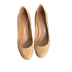 Tory Burch Sally Tan Beige Patent Leather Round Toe Kitten Heels Pumps Gold Logo